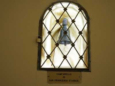 Come antico � il campanello bronzeo di San Francesco. Poco pi� grande di una mano, � custodito come una reliquia, posto in una teca in vetro illuminata e chiusa da una graticola in ferro
